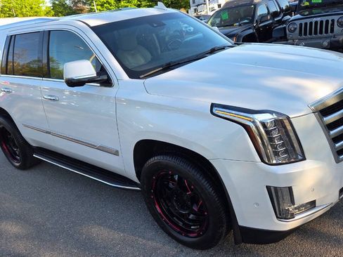 Used 2017 Cadillac Escalade Luxury AWD/4WD image 23