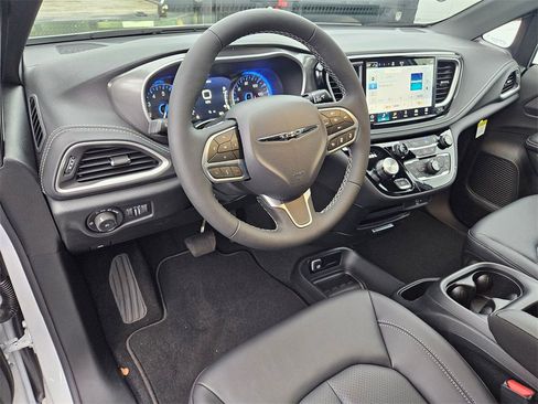 New 2026 Chrysler Pacifica Select image 13