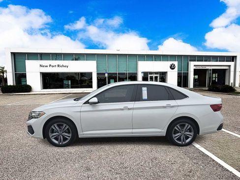 Used 2023 Volkswagen Jetta SE w/ Panoramic Sunroof Package image 5