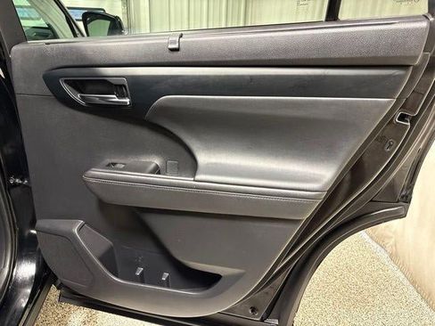 Used 2021 Toyota Highlander XLE AWD/4WD image 25
