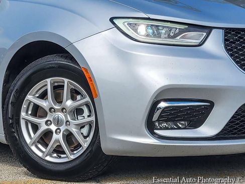 Used 2023 Chrysler Pacifica Touring-L FWD image 5