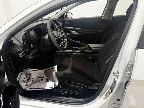 Used 2025 Hyundai Elantra SE image 15