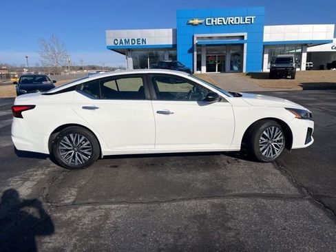 Used 2025 Nissan Altima 2.5 SV FWD image 8