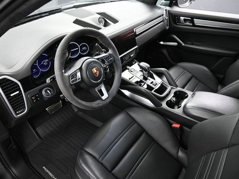 Certified 2021 Porsche Cayenne Turbo image 4