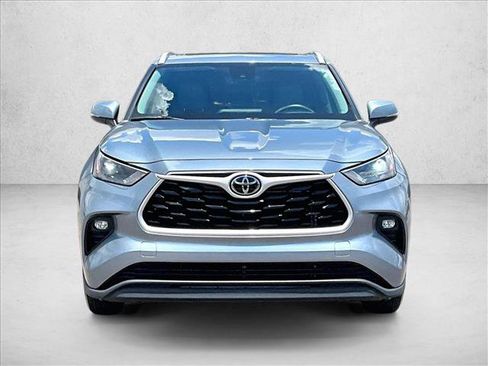 Used 2023 Toyota Highlander XLE FWD image 3
