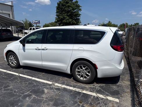 Used 2024 Chrysler Pacifica Touring-L FWD image 2