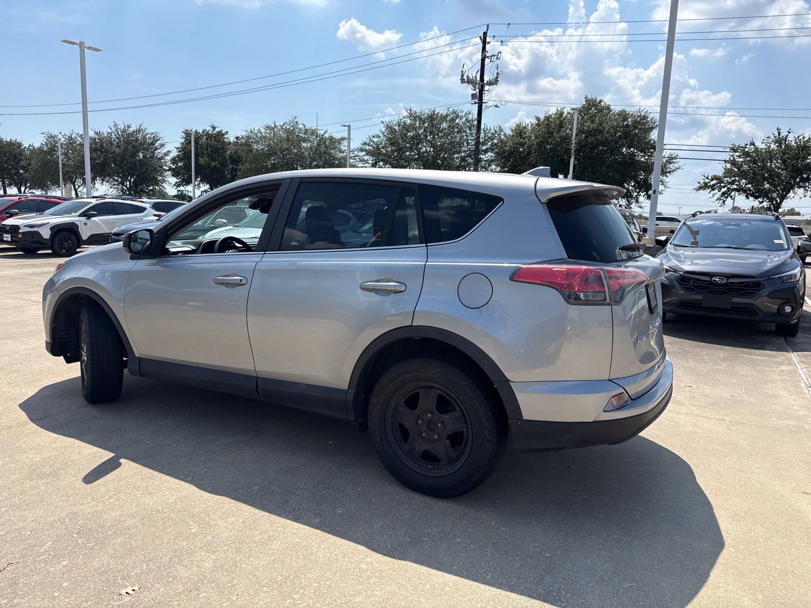 Used 2018 Toyota RAV4 LE FWD image 3