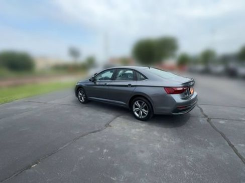 Used 2024 Volkswagen Jetta SE FWD image 6