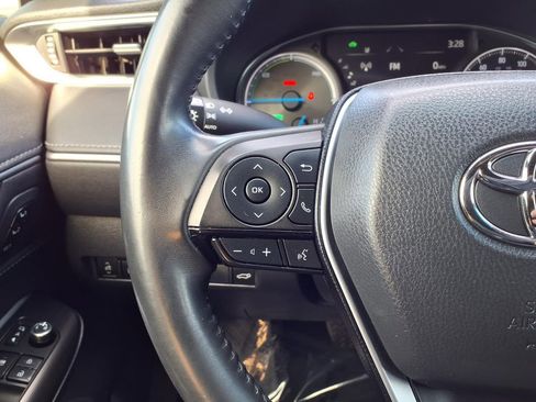 Used 2022 Toyota Venza XLE image 16