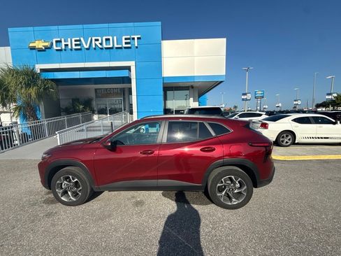 Used 2025 Chevrolet Trax LT w/ Driver Confidence Package FWD image 9