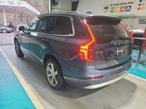 Used 2022 Volvo XC90 T5 Momentum image 2