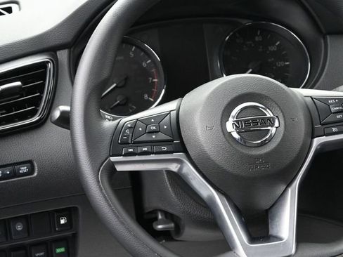 Used 2020 Nissan Rogue S image 27