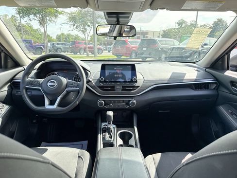 Used 2024 Nissan Altima 2.5 SV FWD image 25