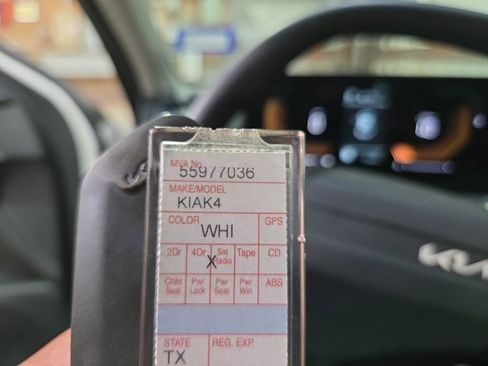 Used 2025 Kia K4 LXS image 4