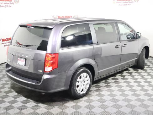 Used 2018 Dodge Grand Caravan SE FWD image 4