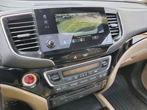 Used 2019 Honda Pilot Touring image 2