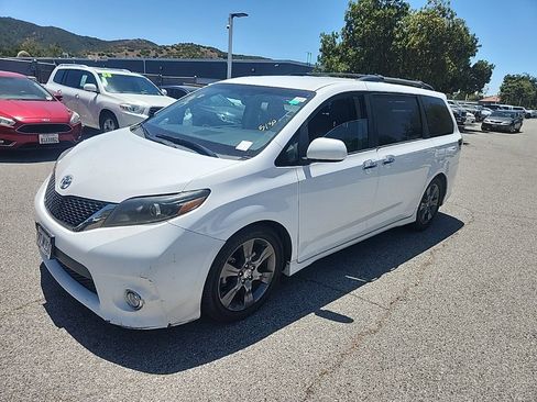 Used 2016 Toyota Sienna SE FWD image 1