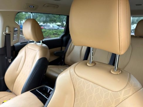 Used 2023 Kia Carnival EX FWD image 8
