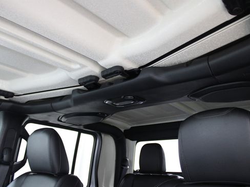 Used 2020 Jeep Gladiator Overland image 29