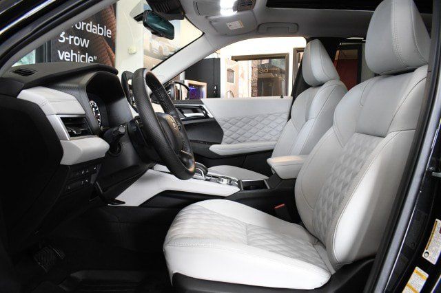 Used 2025 Mitsubishi Outlander SEL AWD/4WD image 36
