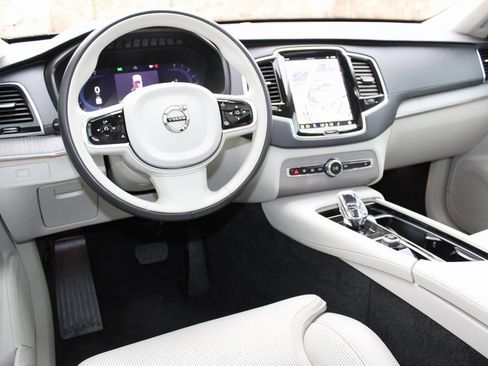 Used 2025 Volvo XC90 B6 Ultra w/ Lounge Package image 5