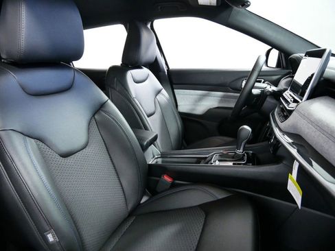 Used 2024 Jeep Compass Latitude image 22