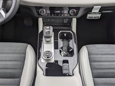 New 2025 Mitsubishi Outlander SE image 21