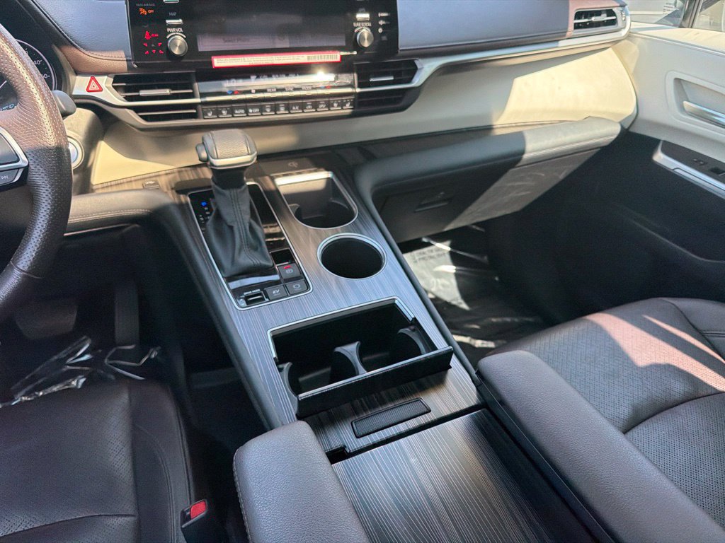 Used 2024 Toyota Sienna Platinum FWD image 16