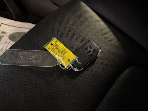 Used 2024 Kia Carnival LX image 32