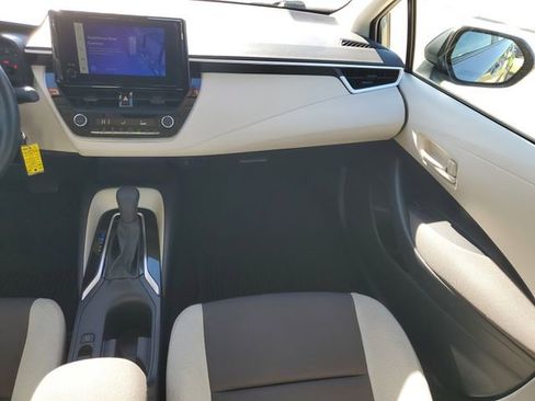 Used 2025 Toyota Corolla LE image 31