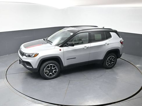 Used 2025 Jeep Compass Trailhawk AWD/4WD image 47