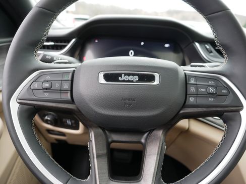 Used 2024 Jeep Grand Cherokee Limited w/ Luxury Tech Group II image 25