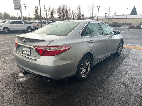 Used 2017 Toyota Camry SE image 5