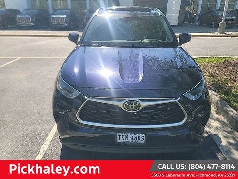 Used 2021 Toyota Highlander XLE AWD/4WD image 1