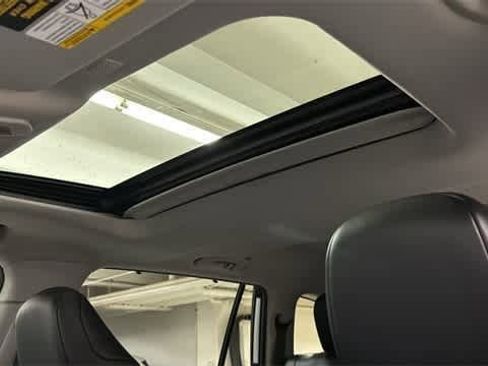 Used 2022 Toyota Highlander XLE image 25