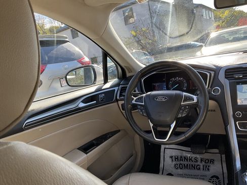 Used 2017 Ford Fusion SE w/ Fusion SE Technology Package image 14