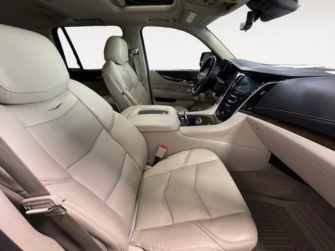 Used 2018 Cadillac Escalade Luxury AWD/4WD image 4