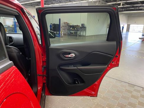 Used 2019 Jeep Cherokee Trailhawk AWD/4WD image 17