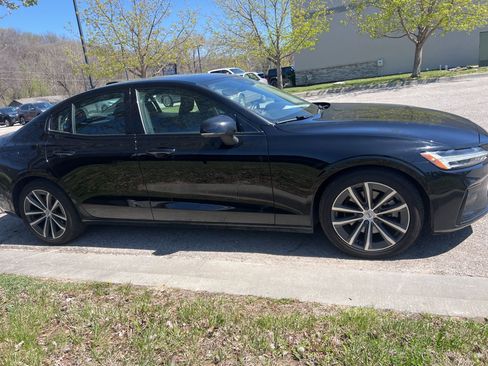 Used 2022 Volvo S60 B5 Momentum image 4