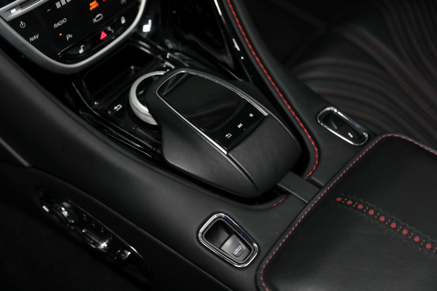 Used 2019 Aston Martin DB11 Volante RWD image 57