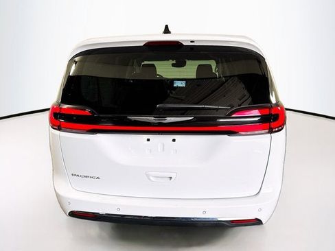 Used 2024 Chrysler Pacifica Touring-L FWD image 6