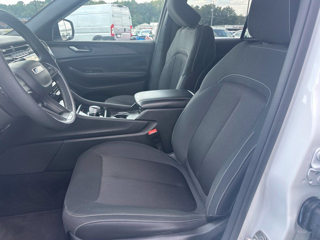 Used 2024 Jeep Grand Cherokee Laredo X w/ Luxury Tech Group I RWD image 12