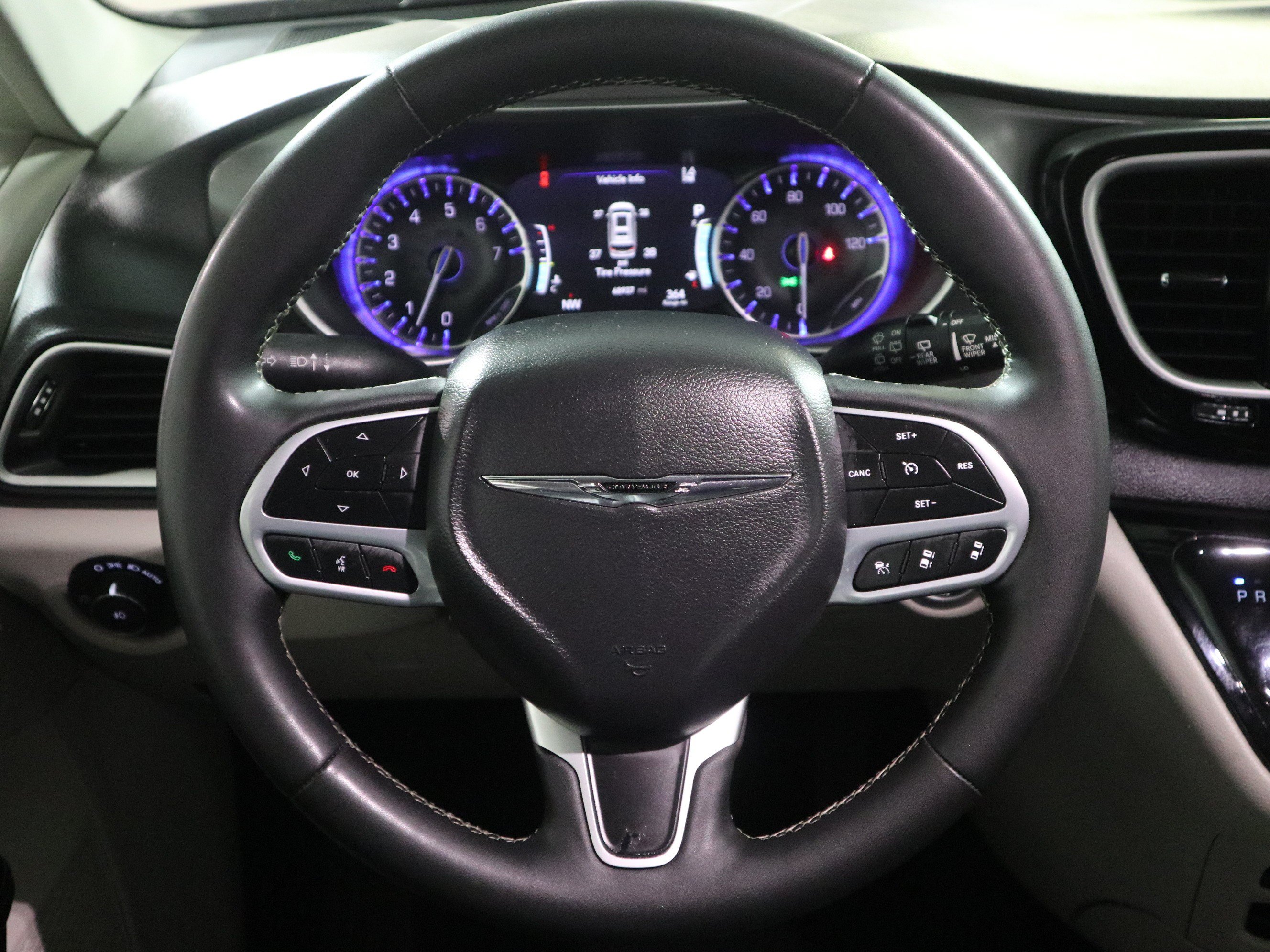 Used 2023 Chrysler Pacifica Touring-L FWD image 17