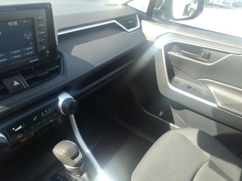 Used 2021 Toyota RAV4 LE AWD/4WD image 12
