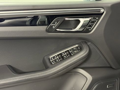 Certified 2025 Porsche Macan AWD/4WD image 28