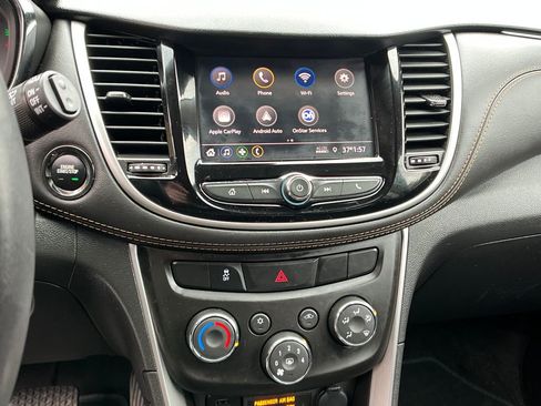 Used 2022 Chevrolet Trax LT w/ LT Convenience Package image 16