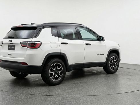 Used 2025 Jeep Compass Trailhawk image 9