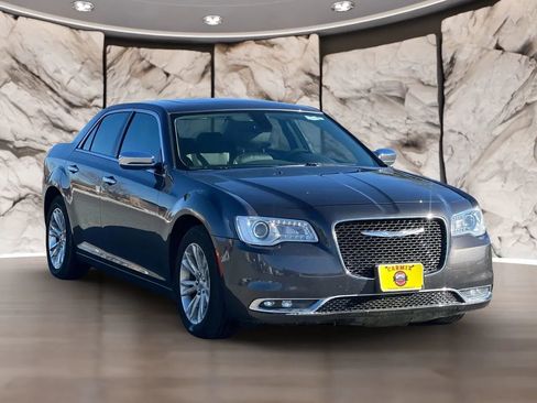 Used 2016 Chrysler 300 C image 3