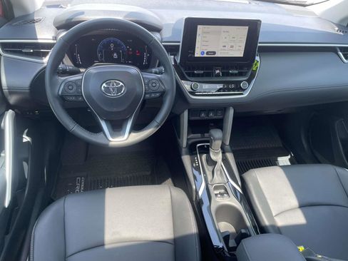 Used 2024 Toyota Corolla Cross XLE w/ Convenience Package FWD image 9