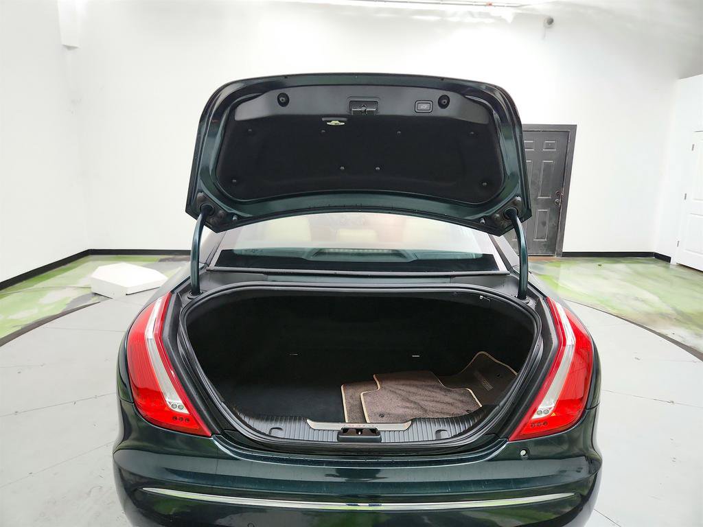 Used 2015 Jaguar XJ AWD image 31